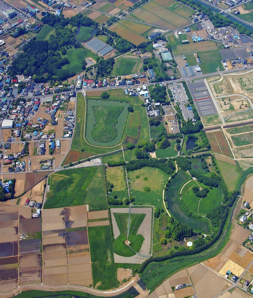 稲荷山古墳から出土した「金錯銘鉄剣」と9基が現存する埼玉古墳群