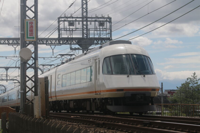 近鉄名阪特急の進化が止まらない！新幹線にも負けない魅力とは