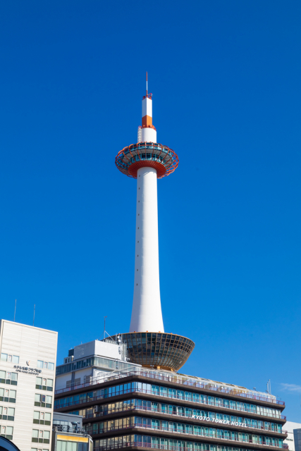 京都タワーの歴史～もともと建設予定がなかった！？京都駅の正面にそびえる古都のシンボル～