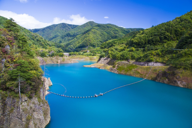 奥四万湖と湯釜の色の秘密！コバルトブルーにエメラルドグリーン！