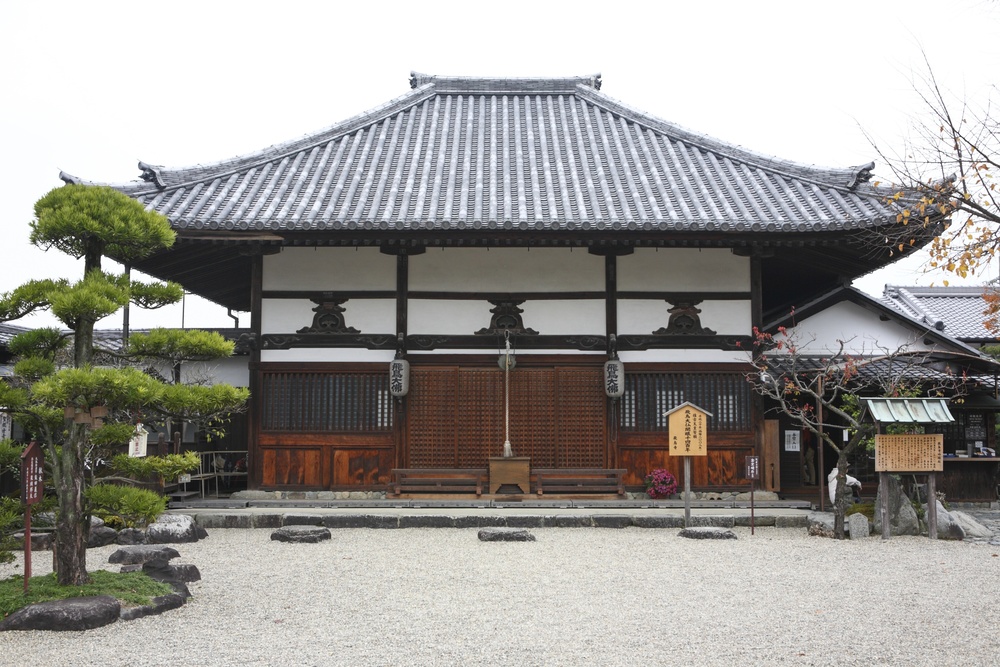 飛鳥大仏が国宝になれないワケ～日本最古と名高い飛鳥寺の大仏～ - まっぷるトラベルガイド