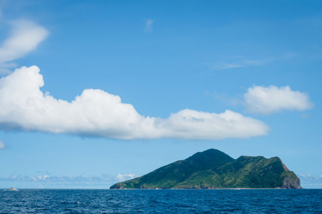 知夫里島には赤と白の壁がある？その成り立ちに迫る