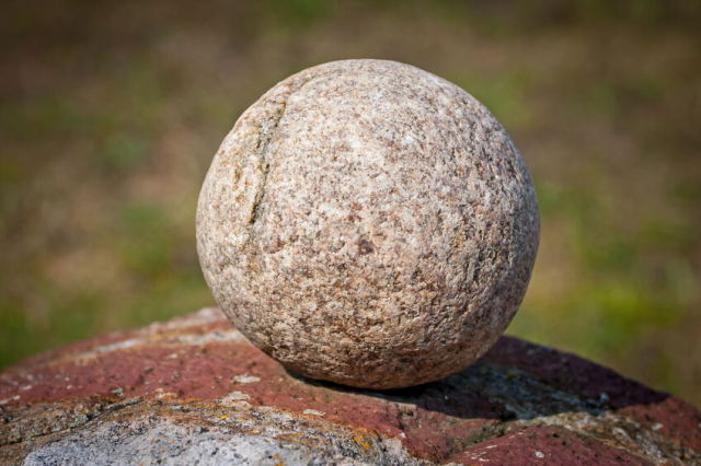 丸石道祖神」とは？山梨県内に点在する不思議な球体 - まっぷる ...