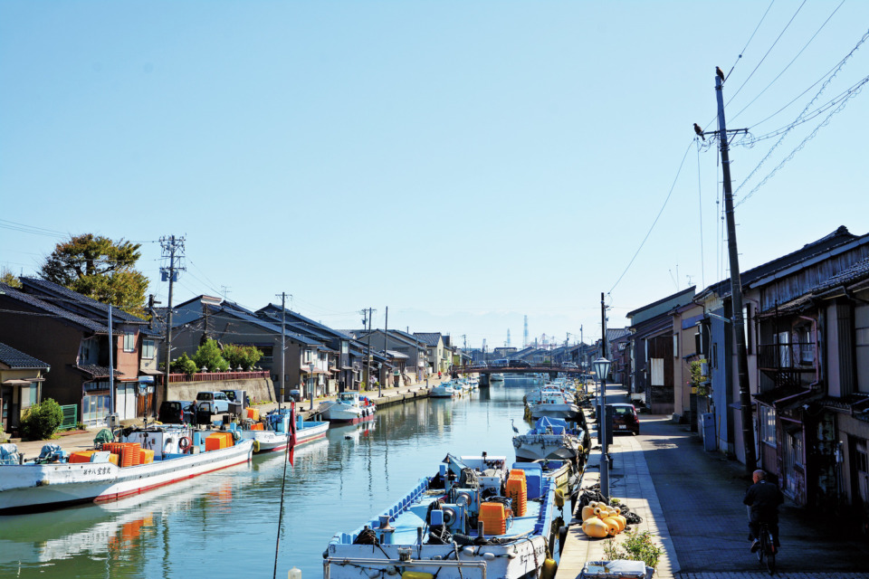 富山 新湊内川 港町を観光 風景はまるで 日本のベネツィア まっぷるトラベルガイド