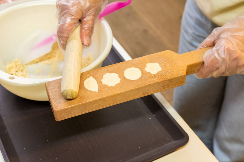 東かがわ市引田で全国シェアNo.1の手袋製作に触れる旅 レトロかわいい醤油や和三盆、もちろんさぬきうどんも！ - まっぷるトラベルガイド