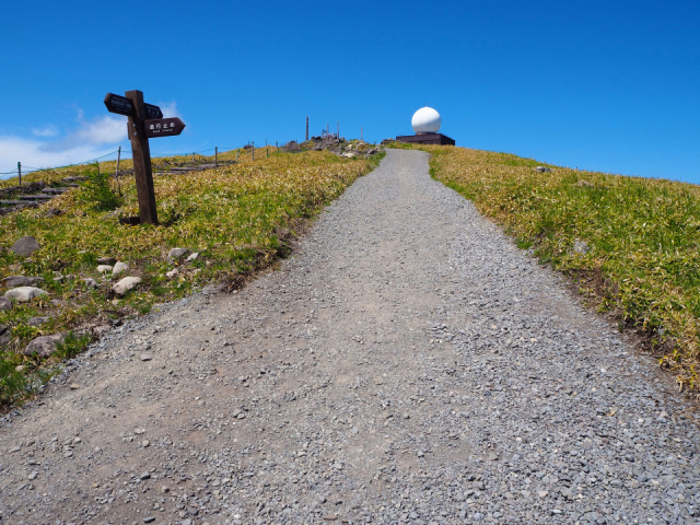 中腹から山頂までは歩きやすい道が続きます。レーダー観測所が見えたら山頂はもうすぐ